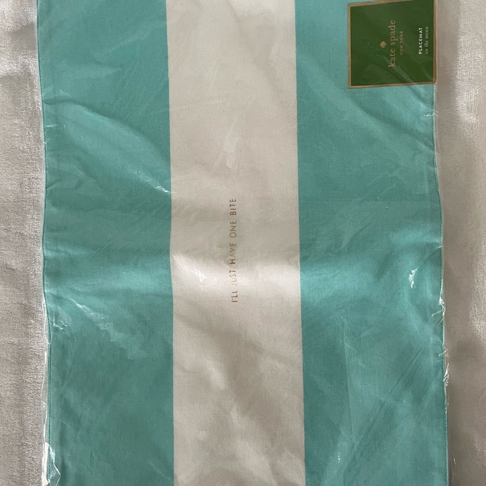 Kate Spade Aqua and White palace Mats!  (6)

Set of (6)!!!!